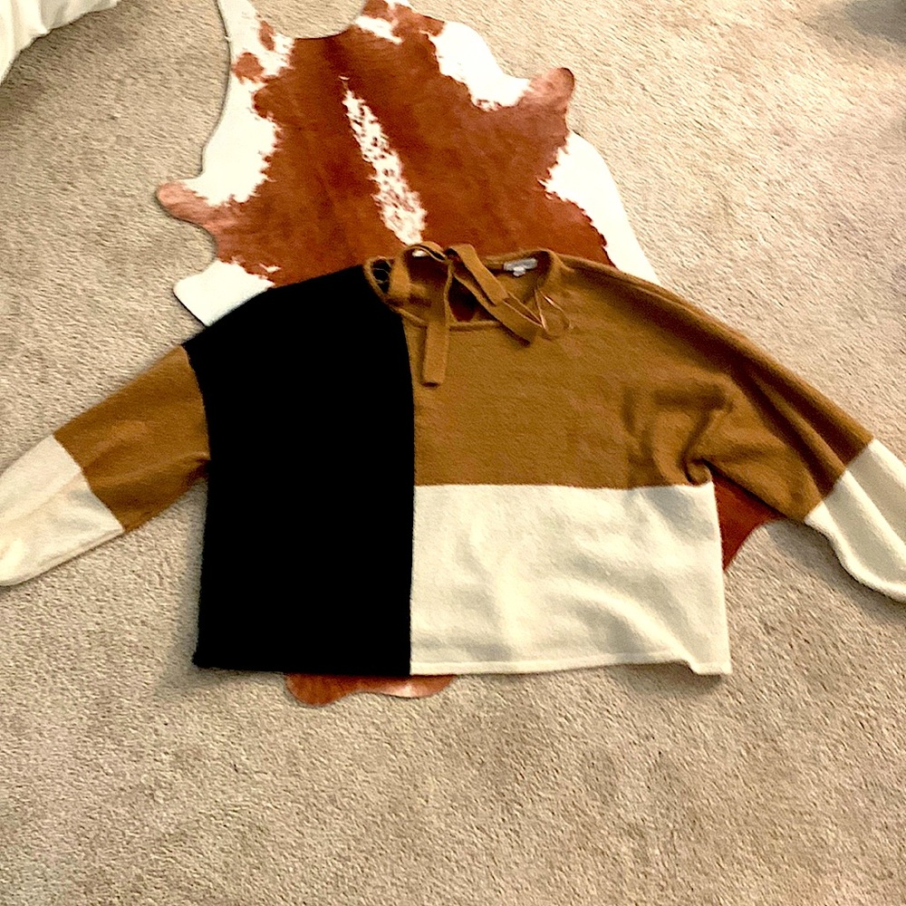 Sweater colors:black,cream and brown brand:by the river